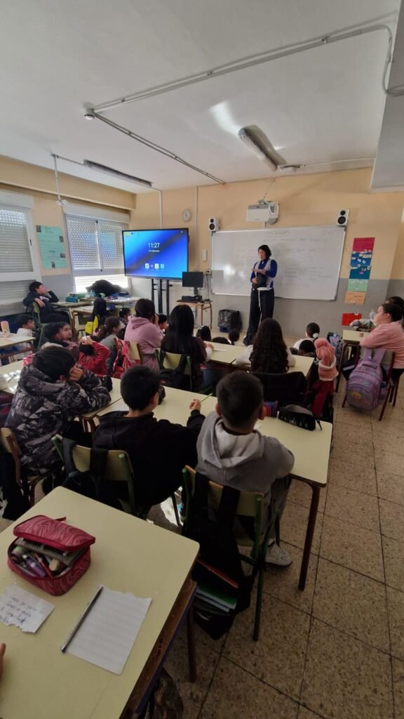 Miriam Gutiérrez dando una charla en CEIP Jaime Balmes