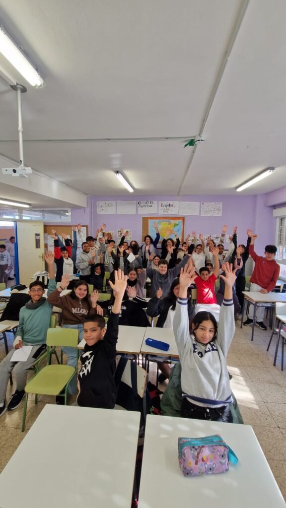 Miriam Gutiérrez con los alumnos en el CEIP Jaime Balmes