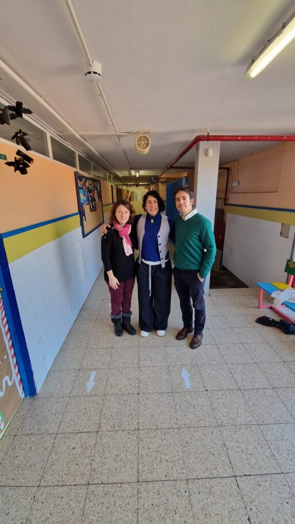 Miriam Gutiérrez con los profesores en el CEIP Jaime Balmes